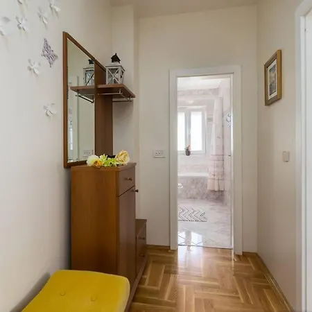 Beni With Balcony In Appartement
